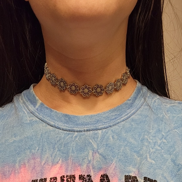 Jewelry - 🟣 Silver flower choker